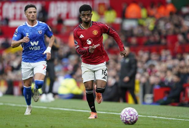 Manchester, England, 4th October 2025. Amad Diallo of Manchester United, ManU (R) is challenged by Chemsdine Talbi of Sunderland during the Manchester United vs Sunderland Premier League match at Old Trafford, Manchester. Picture credit should read: Andrew Yates Sportimage EDITORIAL USE ONLY. No use with unauthorised audio, video, data, fixture lists, club league logos or live services. Online in-match use limited to 120 images, no video emulation. No use in betting, games or single club league player publications. SPI_056_AY_MAN_UTD_SUN SPI-4195-0052