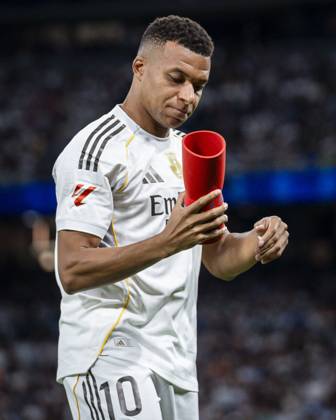 REAL MADRID CF v VILLARREAL CF. LA LIGA 2025 2026. ROUND 8. Real Madrid CF™s Kylian Mbappe celebrates the MVP of September during La Liga match. October 4, 2025. (ALTERPHOTOS Toni Garrido) MadridSpain Copyright: xTonixGarridox
