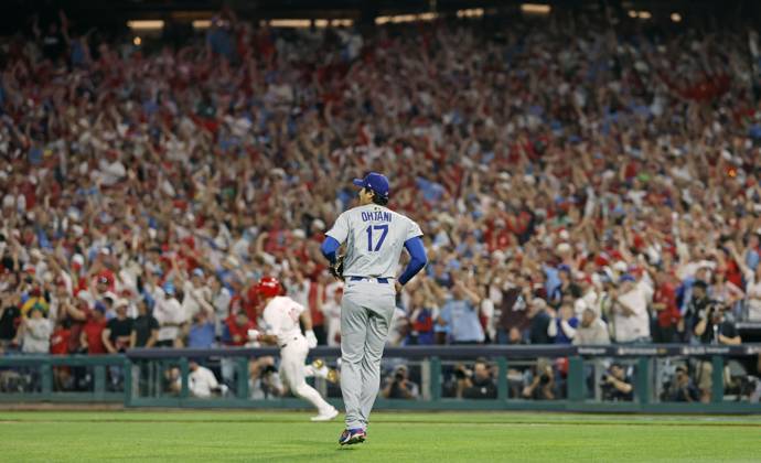 Baseball: Division Series between Dodgers and Phillies Los Angeles Dodgers two-way player Shohei Ohtani (front) is pictured after giving up a two-run triple to J.T. Realmute (back) of the Philadelphia Phillies in the second inning of Game 1 of the Division Series at Citizens Bank Park in Philadelphia on Oct. 4, 2025. A14AA0004911445P