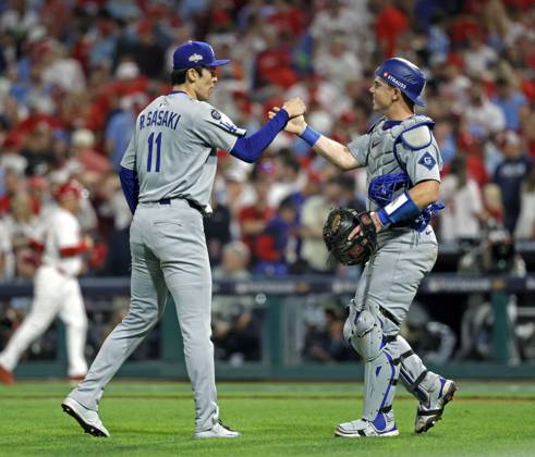 Baseball: Division Series between Dodgers and Phillies Los Angeles Dodgers reliever Roki Sasaki (L) shakes hands with catcher Will Smith after throwing a scoreless ninth inning to earn save in Game 1 of the National League Division Series against the Philadelphia Phillies at Citizens Bank Park in Philadelphia on Oct. 4, 2025.  A14AA0004911725P