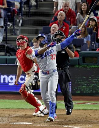 Baseball: Division Series between Dodgers and Phillies Los Angeles Dodgers right fielder Teoscar Hernandez hits a three-run home run in the seventh inning of Game 1 of the National League Division Series against the Philadelphia Phillies at Citizens Bank Park in Philadelphia on Oct. 4, 2025. A14AA0004911891P