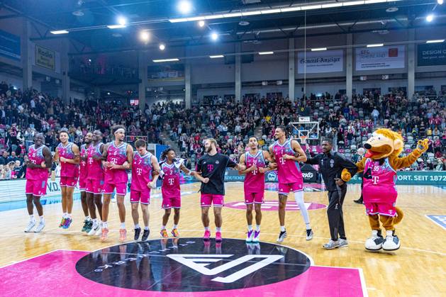 The Telekom Baskets Bonn team celebrates the victory with the fans and the mascot Bonni Telekom Baskets Bonn vs EWE Baskets Oldenburg, Basketball, easy Credit BBL, 03 Matchday, 2025 2026, 04 10 2025 Telekom Baskets Bonn vs EWE Baskets Oldenburg, easy Credit BBL, 03 Matchday, 2025 2026, 04 10 2025 Bonn Copyright: xEibner-Pressefoto GerhardxWingenderx EP_GWR