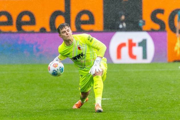 Goalkeeper Finn Dahmen FC Augsburg in action, FC Augsburg vs VfL Wolfsburg, Soccer, 1 Bundesliga, Matchday 6, 04 10 2025 DFB regulations prohibit any use of photographs as image sequences and or quasi video Augsburg Bayern Germany Copyright: xkolbert-press PeterxFastlx