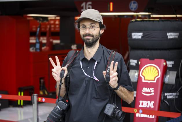 F1 - SINGAPORE GRAND PRIX 2025 Andre Ferreira IBM photographer doing a garage tour during the 2025 Formula 1 Singapore Grand Prix, 18th round of the 2025 FIA Formula One World Championship, WM, Weltmeisterschaft from October 3 to 5, 2025 on the Marina Bay Street Circuit, in Singapore - SingaporeSingapore Copyright: xXavixBonillax