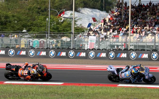 (251005) -- LOMBOK, Oct. 5, 2025 -- Red Bull KTM Factory Racing s Spanish rider Pedro Acosta (L) chases BK8 Gresini Racing MotoGP s Spanish rider Alex Marquez in the MotoGP race at the Pertamina Grand Prix of Indonesia 2025, held at the Pertamina Mandalika Circuit in Lombok Island, Indonesia, on Oct. 5, 2025. ) (SP)INDONESIA-LOMBOK-MOTO GP-GRAND PRIX CenxYunpeng