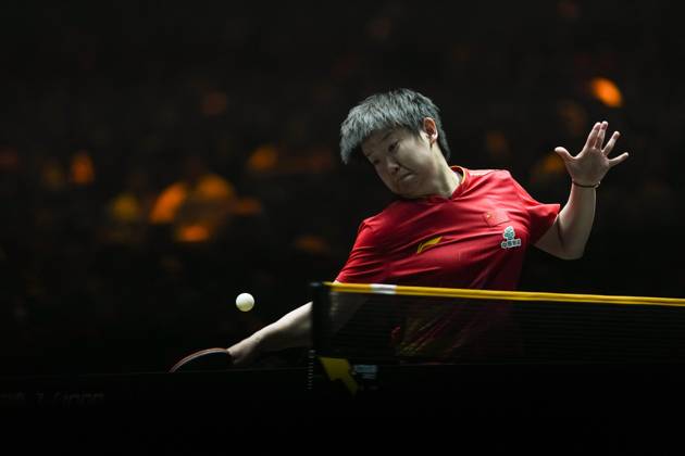 (251005) -- BEIJING, Oct. 5, 2025 -- Sun Yingsha hits a return during the women s singles final match between Sun Yingsha of China and Wang Manyu of China at 2025 World Table tennis, Tischtennis (WTT) China Smash in Beijing, China, Oct. 5, 2025. ) (SP)CHINA-BEIJING-TABLE TENNIS-WTT-CHINA SMASH-WOMEN S SINGLES-FINAL (CN) SunxFei