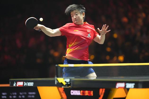 (251005) -- BEIJING, Oct. 5, 2025 -- Sun Yingsha hits a return during the women s singles final match between Sun Yingsha of China and Wang Manyu of China at 2025 World Table tennis, Tischtennis (WTT) China Smash in Beijing, China, Oct. 5, 2025. ) (SP)CHINA-BEIJING-TABLE TENNIS-WTT-CHINA SMASH-WOMEN S SINGLES-FINAL (CN) XiexHan