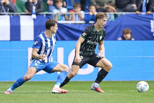 October 5, 2025, Vitoria, Alava, SPAIN: Lucas Boye of Deportivo Alaves competes for the ball with David Affengruber of Elche CF during the LaLiga EA Sports match between Deportivo Alaves and Elche CF at Mendizorrotza on October 5, 2025, in Vitoria, Spain. Vitoria SPAIN - ZUMAa181 20251005_zaa_a181_060 Copyright: xRicardoxLarreinax