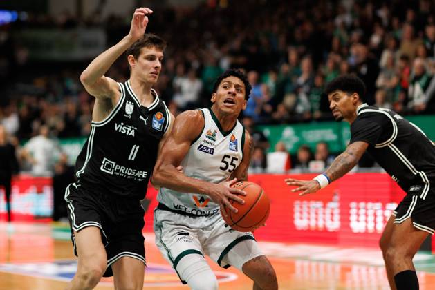 Eli Brooks Gladiators Trier in a duel with Richard Balint BMA365 Bamberg Baskets and Ibrahim Watson BMA365 Bamberg Baskets , Vet Concept Gladiators Trier vs BMA365 Bamberg Baskets, Basketball, easyCredit BBL, Matchday 3, Season 2025 2026, 05 10 2025 Vet Concept Gladiators Trier vs BMA365 Bamberg Baskets, Basketball, easyCredit BBL, Matchday 3, Season 2025 2026, 05 10 2025 Copyright: xEibner-Pressefoto AlexanderxNeisx EP_ANS