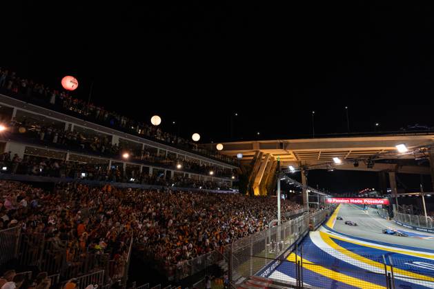 Formula 1 Singapore Grand Prix SINGAPORE, SINGAPORE - OCTOBER 5: Thousands of fans watch the Formula 1 Singapore Grand Prix at the Marina Bay Street Circuit in Singapore on October 5, 2025. More than 300,000 fans turned out over race weekend according to the organisers. Zakaria Zainal Anadolu Singapore Singapore. Editorial use only. Please get in touch for any other usage. Copyright: x2025xAnadoluxZakariaxZainalx