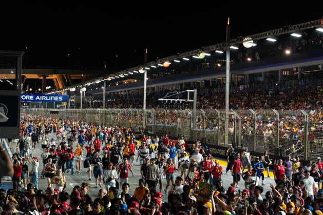 Formula 1 Singapore Grand Prix SINGAPORE, SINGAPORE - OCTOBER 5: Thousands of fans watch the Formula 1 Singapore Grand Prix at the Marina Bay Street Circuit in Singapore on October 5, 2025. More than 300,000 fans turned out over race weekend according to the organisers. Zakaria Zainal Anadolu Singapore Singapore. Editorial use only. Please get in touch for any other usage. Copyright: x2025xAnadoluxZakariaxZainalx