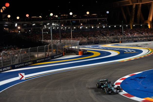 Formula 1 Singapore Grand Prix SINGAPORE, SINGAPORE - OCTOBER 5: George Russell from Mercedes leads in the Formula 1 Singapore Grand Prix at the Marina Bay Street Circuit in Singapore on October 5, 2025. More than 300,000 fans turned out over race weekend according to the organisers. Zakaria Zainal Anadolu Singapore Singapore. Editorial use only. Please get in touch for any other usage. Copyright: x2025xAnadoluxZakariaxZainalx