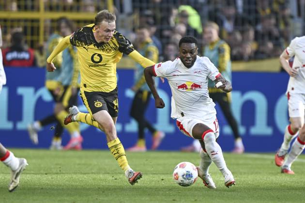 from left in duel Maximilian Beier Dortmund 14 Ridle Baku Leipzig 17 04 10 2025 Football Borussia Dortmund vs RB Leipzig, Signal Iduna Park, Dortmund, DFB DFL REGULATIONS PROHIBIT ANY USE OF PHOTOGRAPHS AS IMAGE SEQUENCES AND OR QUASI VIDEO Copyright: xpepphotox xHorstxMauelshagenx pep00321, pep_20251004_hm_156401
