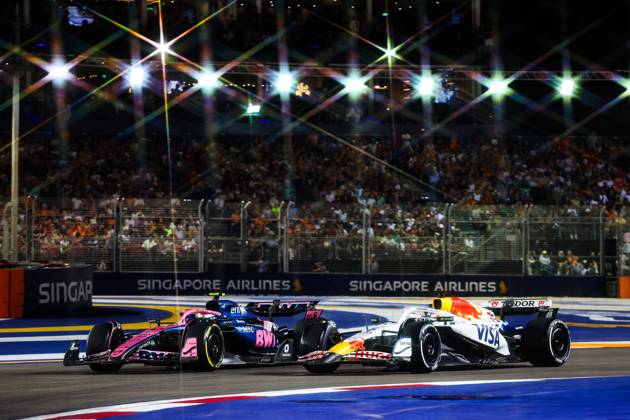 F1 - SINGAPORE GRAND PRIX 2025 43 COLAPINTO Franco (arg), Alpine F1 Team A525, 06 HADJAR Isack (fra), Visa Cash App RB F1 Team VCARB02, action during the 2025 Formula 1 Singapore Grand Prix, 18th round of the 2025 FIA Formula One World Championship, WM, Weltmeisterschaft from October 3 to 5, 2025 on the Marina Bay Street Circuit, in Singapore - SingaporeSingapore  Copyright: xFLORENTxGOODENx