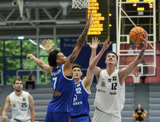 Basketball in Essen FOR EDITORIAL PURPOSES ONLY EDITORIAL USE ONLY p Niclas Jonathan Sperber of ETB Miners playing against Zyon Ezekiel Patterson of EN BASKETS Schwelm on 27 09 2025 The game ended 68 65 at the Sporthalle Am Hallo, Ernestinenstraße 57 Michael Gohl FUNKE Foto Services p Sport Deutschland Nordrhein Westfalen Essen Copyright MichaelxGohl Copyright: MichaelxGohl doc82ovn6x6nvaf6h9flvx ,EDITORIAL USE ONLY Copyright: MichaelxGohl