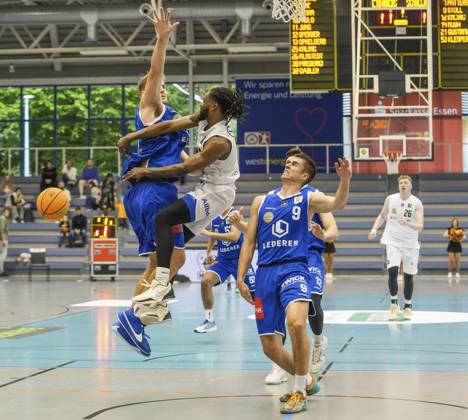 Basketball in Essen FOR EDITORIAL PURPOSES ONLY EDITORIAL USE ONLY p Quashawn Tyrese Lane of ETB Miners playing against Fabian Reichstadt of EN BASKETS Schwelm on 27 09 2025 The game ended 68 65 at the Sporthalle Am Hallo, Ernestinenstraße 57 Michael Gohl FUNKE Foto Services p Sport Deutschland Nordrhein Westfalen Essen Copyright MichaelxGohl Copyright: MichaelxGohl doc82ovo3sj0w3ic7x0c9m ,EDITORIAL USE ONLY Copyright: MichaelxGohl
