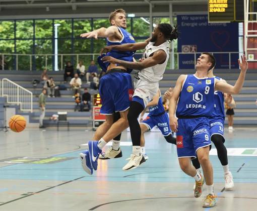 Basketball in Essen FOR EDITORIAL PURPOSES ONLY EDITORIAL USE ONLY p Quashawn Tyrese Lane of ETB Miners playing against Fabian Reichstadt of EN BASKETS Schwelm on 27 09 2025 The game ended 68 65 at the Sporthalle Am Hallo, Ernestinenstraße 57 Michael Gohl FUNKE Foto Services p Sport Deutschland Nordrhein Westfalen Essen Copyright MichaelxGohl Copyright: MichaelxGohl doc82ovo3zbrpitk8fnmq6 ,EDITORIAL USE ONLY Copyright: MichaelxGohl