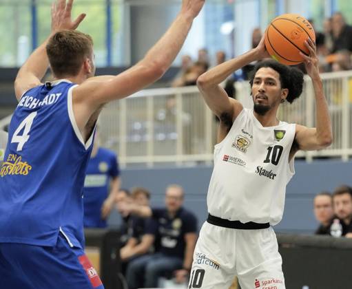 Basketball in Essen FOR EDITORIAL PURPOSES ONLY EDITORIAL USE ONLY p Mychael Paulo of ETB Miners playing against Fabian Reichstadt of EN BASKETS Schwelm on 27 09 2025 The game ended 68 65 at the Sporthalle Am Hallo, Ernestinenstraße 57 Michael Gohl FUNKE Foto Services p Sport Deutschland Nordrhein Westfalen Essen Copyright MichaelxGohl Copyright: MichaelxGohl doc82ovo44ocjcnd4zic7g ,EDITORIAL USE ONLY Copyright: MichaelxGohl