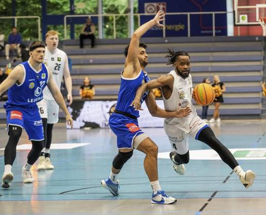 Basketball in Essen FOR EDITORIAL PURPOSES ONLY EDITORIAL USE ONLY p Quashawn Tyrese Lane of the ETB Miners playing against Marc Klesper of the EN BASKETS Schwelm on 27 09 2025 The game ended 68 65 in the sports hall Am Hallo, Ernestinenstraße 57 Michael Gohl FUNKE Foto Services p Sport Deutschland Nordrhein Westfalen Essen Copyright MichaelxGohl Copyright: MichaelxGohl doc82ovo492a2c6c3enl9q ,EDITORIAL USE ONLY Copyright: MichaelxGohl
