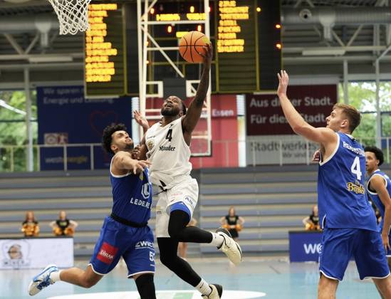 Basketball in Essen FOR EDITORIAL PURPOSES ONLY EDITORIAL USE ONLY p Quashawn Tyrese Lane of the ETB Miners playing against Marc Klesper of the EN BASKETS Schwelm on 27 09 2025 The game ended 68 65 in the sports hall Am Hallo, Ernestinenstraße 57 Michael Gohl FUNKE Foto Services p Sport Deutschland Nordrhein Westfalen Essen Copyright MichaelxGohl Copyright: MichaelxGohl doc82ovo5tgmwxt9ah4l9q ,EDITORIAL USE ONLY Copyright: MichaelxGohl