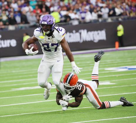 Minnesota Vikings Running Back Jordan Mason runs with the football in their match against the Cleveland Browns at Tottenham Football Stadium, London on Sunday October 05, 2025. The Vikings won the match 21-17.  LON2025100512 HUGOxPHILPOTT
