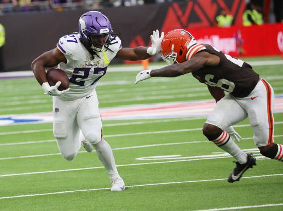 Minnesota Vikings Running Back Jordan Mason runs with the football in their match against the Cleveland Browns at Tottenham Football Stadium, London on Sunday October 05, 2025. The Vikings won the match 21-17.  LON2025100513 HUGOxPHILPOTT