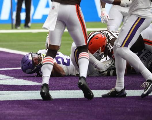 Minnesota Vikings Running Back Jordan Mason scores a touchdown in their match against the Cleveland Browns at Tottenham Football Stadium, London on Sunday October 05, 2025. The Vikings won the match 21-17.  LON2025100515 HUGOxPHILPOTT