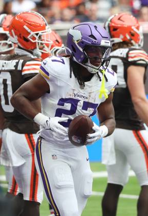 Minnesota Vikings Running Back Jordan Mason scores a touchdown in their match against the Cleveland Browns at Tottenham Football Stadium, London on Sunday October 05, 2025. The Vikings won the match 21-17.  LON2025100522 HUGOxPHILPOTT