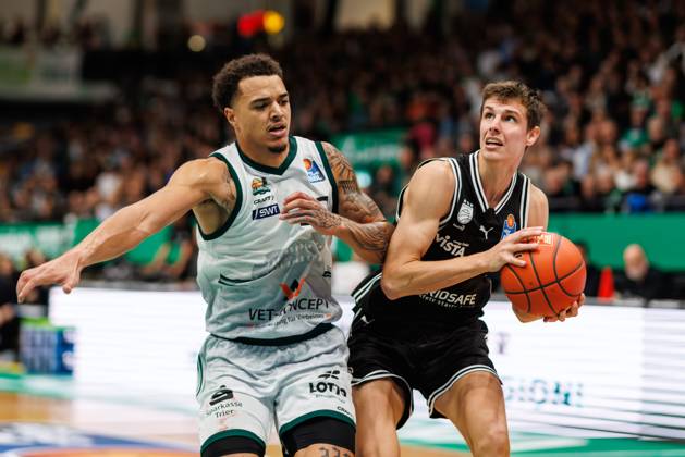 Richard Balint BMA365 Bamberg Baskets in a duel with Nolan Adekunle Gladiators Trier , Vet Concept Gladiators Trier vs BMA365 Bamberg Baskets, Basketball, easyCredit BBL, Matchday 3, Season 2025 2026, 05 10 2025 Vet Concept Gladiators Trier vs BMA365 Bamberg Baskets, Basketball, easyCredit BBL, Matchday 3, Season 2025 2026, 05 10 2025 Copyright: xEibner-Pressefoto AlexanderxNeisx EP_ANS