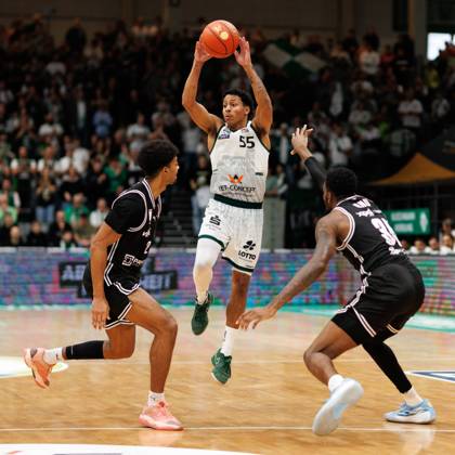 Eli Brooks Gladiators Trier in a duel with Ibrahim Watson BMA365 Bamberg Baskets and Ejofor Onu BMA365 Bamberg Baskets , Vet Concept Gladiators Trier vs BMA365 Bamberg Baskets, Basketball, easyCredit BBL, Matchday 3, Season 2025 2026, 05 10 2025 Vet Concept Gladiators Trier vs BMA365 Bamberg Baskets, Basketball, easyCredit BBL, Matchday 3, Season 2025 2026, 05 10 2025 Copyright: xEibner-Pressefoto AlexanderxNeisx EP_ANS