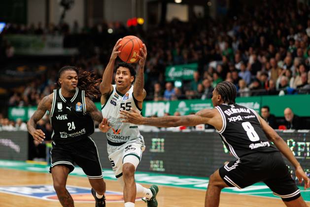 Eli Brooks Gladiators Trier in a duel with Cobe Williams BMA365 Bamberg Baskets and Demarcus Marquette Demonia BMA365 Bamberg Baskets , Vet Concept Gladiators Trier vs BMA365 Bamberg Baskets, Basketball, easyCredit BBL, Matchday 3, Season 2025 2026, 05 10 2025 Vet Concept Gladiators Trier vs BMA365 Bamberg Baskets, Basketball, easyCredit BBL, Matchday 3, Season 2025 2026, 05 10 2025 Copyright: xEibner-Pressefoto AlexanderxNeisx EP_ANS