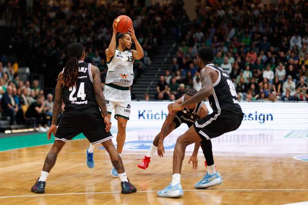 Jordan Roland Gladiators Trier in a duel with Cobe Williams BMA365 Bamberg Baskets and Ejofor Onu BMA365 Bamberg Baskets , Vet Concept Gladiators Trier vs BMA365 Bamberg Baskets, Basketball, easyCredit BBL, Matchday 3, Season 2025 2026, 05 10 2025 Vet Concept Gladiators Trier vs BMA365 Bamberg Baskets, Basketball, easyCredit BBL, Matchday 3, Season 2025 2026, 05 10 2025 Copyright: xEibner-Pressefoto AlexanderxNeisx EP_ANS