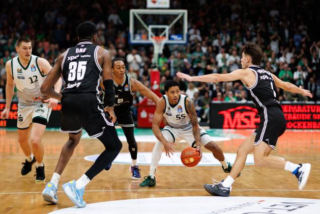 Eli Brooks Gladiators Trier in a duel with Ejofor Onu BMA365 Bamberg Baskets , Austin Matthew Crowley BMA365 Bamberg Baskets and Zachary Ensinger BMA365 Bamberg Baskets , Vet Concept Gladiators Trier vs BMA365 Bamberg Baskets, Basketball, easyCredit BBL, Matchday 3, Season 2025 2026, 05 10 2025 Vet Concept Gladiators Trier vs BMA365 Bamberg Baskets, Basketball, easyCredit BBL, Matchday 3, Season 2025 2026, 05 10 2025 Copyright: xEibner-Pressefoto AlexanderxNeisx EP_ANS