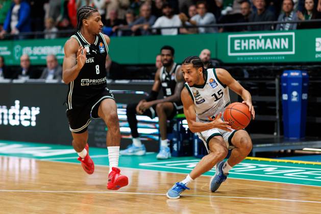 Jordan Roland Gladiators Trier in a duel with Demarcus Marquette Demonia BMA365 Bamberg Baskets , Vet Concept Gladiators Trier vs BMA365 Bamberg Baskets, Basketball, easyCredit BBL, Matchday 3, Season 2025 2026, 05 10 2025 Vet Concept Gladiators Trier vs BMA365 Bamberg Baskets, Basketball, easyCredit BBL, Matchday 3, Season 2025 2026, 05 10 2025 Copyright: xEibner-Pressefoto AlexanderxNeisx EP_ANS