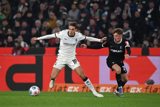 Florian Neuhaus Borussia Moenchengladbach , li , against Philipp Treu SC Freiburg 05 10 2025, Soccer 1 Bundesliga, Season 2025 2026, 6 Matchday, Borussia Mönchengladbach SC Freiburg DFL regulations prohibit any use of photographs as image sequences and or quasi video Moenchengladbach Borussia Park Nordrhein Westfalen Germany Team2
