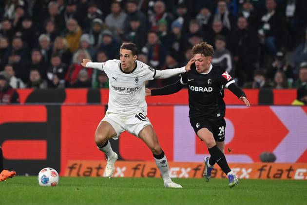 Florian Neuhaus Borussia Moenchengladbach , li , against Philipp Treu SC Freiburg 05 10 2025, Soccer 1 Bundesliga, Season 2025 2026, 6 Matchday, Borussia Mönchengladbach SC Freiburg DFL regulations prohibit any use of photographs as image sequences and or quasi video Moenchengladbach Borussia Park Nordrhein Westfalen Germany Team2
