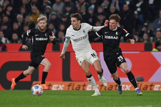 Florian Neuhaus Borussia Moenchengladbach , li , against Philipp Treu SC Freiburg 05 10 2025, Soccer 1 Bundesliga, Season 2025 2026, 6 Matchday, Borussia Mönchengladbach SC Freiburg DFL regulations prohibit any use of photographs as image sequences and or quasi video Moenchengladbach Borussia Park Nordrhein Westfalen Germany Team2