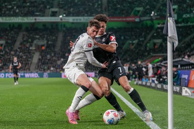 Joe Scally Borussia Mönchengladbach, 29 in duel with Derry Scherhant SC Freiburg, 07 , Germany, Soccer, 1 Bundesliga, Matchday 6, 2025 2026, Borussia Mönchengladbach vs SC Freiburg, 05 10 2025, BORUSSIA PARK, Mönchengladbach, Germany DFL REGULATIONS PROHIBIT ANY USE OF PHOTOGRAPHS AS IMAGE SEQUENCES AND OR QUASI VIDEO Mönchengladbach BORUSSIA PARK North Rhine-Westphalia Germany Copyright: xArnexAmbergx