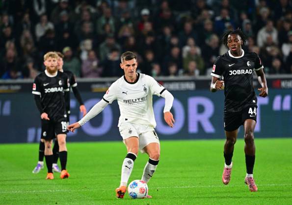05 10 2025 Moenchengladbach Football, Men, Season 2025 2026, Borussia Moenchengladbach vs SC Freiburg Yannik Engelhardt Gladbach re Johan Manzambi Freiburg DFL regulations prohibit any use of photographs as image sequences and or quasi video Borussia Park NRW Germany