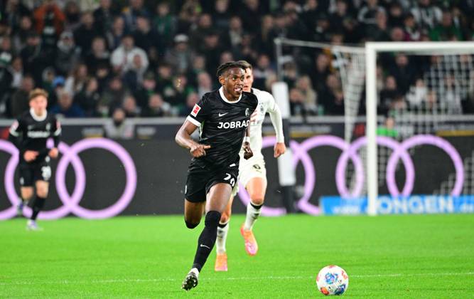 05 10 2025 Moenchengladbach Football, Men, Season 2025 2026, Borussia Moenchengladbach vs SC Freiburg Junior Adamu Freiburg DFL regulations prohibit any use of photographs as image sequences and or quasi video Borussia Park NRW Germany