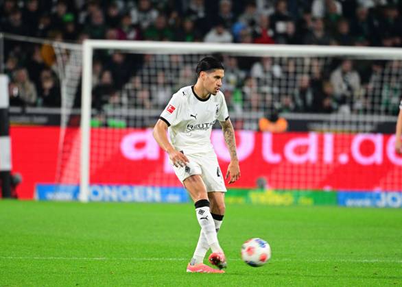 05 10 2025 Moenchengladbach Football, Men, Season 2025 2026, Borussia Moenchengladbach vs SC Freiburg Kevin Diks Gladbach DFL regulations prohibit any use of photographs as image sequences and or quasi video Borussia Park NRW Germany