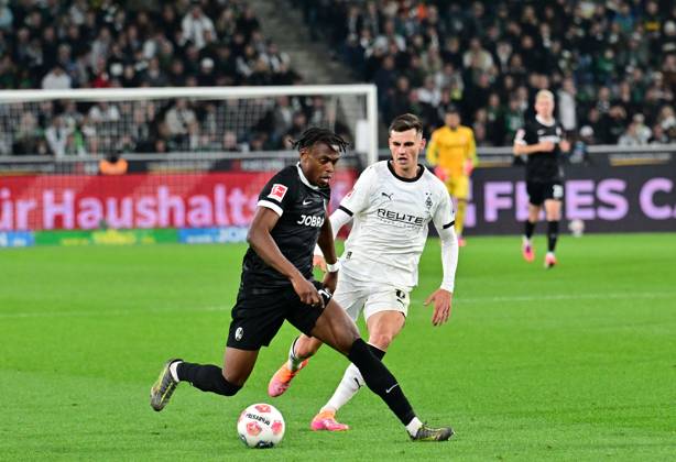 05 10 2025 Moenchengladbach Football, Men, Season 2025 2026, Borussia Moenchengladbach vs SC Freiburg duel between v li Junior Adamu Freiburg , Yannik Engelhardt Gladbach DFL regulations prohibit any use of photographs as image sequences and or quasi video Borussia Park NRW Germany