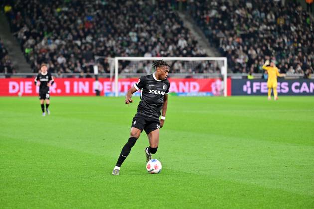 05 10 2025 Moenchengladbach Football, Men, Season 2025 2026, Borussia Moenchengladbach vs SC Freiburg Junior Adamu Freiburg DFL regulations prohibit any use of photographs as image sequences and or quasi video Borussia Park NRW Germany