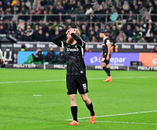 05 10 2025 Moenchengladbach Football, Men, Season 2025 2026, Borussia Moenchengladbach vs SC Freiburg Enttaeuscht Enttaeuschung bei Niklas Beste Freiburg DFL regulations prohibit any use of photographs as image sequences and or quasi video Borussia Park NRW Germany