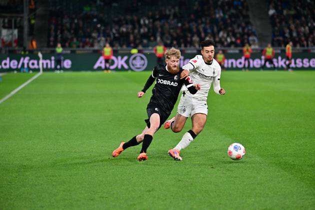 05 10 2025 Moenchengladbach Fußball, Herren, Saison 2025 2026, Borussia Moenchengladbach vs SC Freiburg Zweikampf zwischen v li Niklas Beste Freiburg , Jens Castrop Gladbach DFL regulations prohibit any use of photographs as image sequences and or quasi video Borussia Park NRW Germany