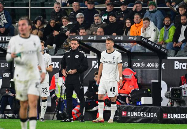 05 10 2025 Moenchengladbach Football, Men, Season 2025 2026, Borussia Moenchengladbach vs SC Freiburg Jan Urbich Gladbach, 40 before his first Bundesliga match He is ready for substitution DFL regulations prohibit any use of photographs as image sequences and or quasi video Borussia Park NRW Germany