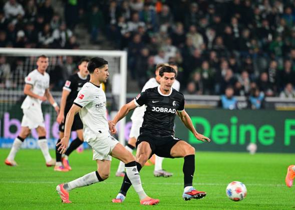 05 10 2025 Moenchengladbach Football, Men, Season 2025 2026, Borussia Moenchengladbach vs SC Freiburg duel between v li Kevin Diks Gladbach , Igor Matanovic Freiburg DFL regulations prohibit any use of photographs as image sequences and or quasi video Borussia Park NRW Germany