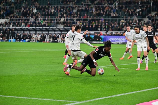 05 10 2025 Moenchengladbach Football, Men, Season 2025 2026, Borussia Moenchengladbach vs SC Freiburg No penalty for Freiburg after the duel between v li Jens Castrop Gladbach , Johan Manzambi Freiburg DFL regulations prohibit any use of photographs as image sequences and or quasi video Borussia Park NRW Germany