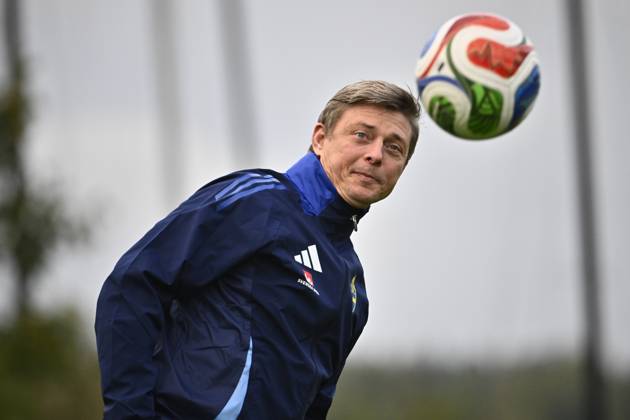 STOCKHOLM, SWEDEN 20251006 National team captain Jon Dahl Tomasson when the men s national football team trains on Monday on Bosön ahead of the World Cup qualifiers against Switzerland and Kosovo STOCKHOLM SWEDEN x10430x  Copyright: xChristinexOlsson TTx TRAINING NATIONAL FOOTBALL TEAM