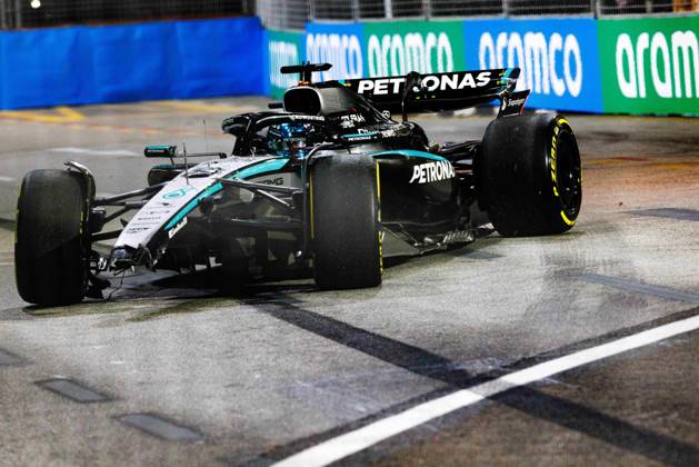 October 3, 2025, Singapore, Singapore: George Russell of Great Britain in the (63) Mercedes-AMG PETRONAS Formula One Team W16 just after crashing into the barriers during the practice session two ahead of the F1 Grand Prix of Singapore at the Marina Bay Street Circuit. Singapore Singapore - ZUMAngap 20251003_aaa_s197_207 Copyright: xGeorgexHitchensx